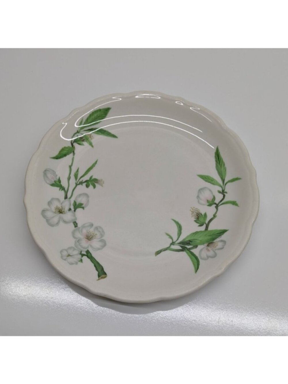 Syracuse China Dinner Plate SY124 White Flower Green Leaves Scalloped Edge USA